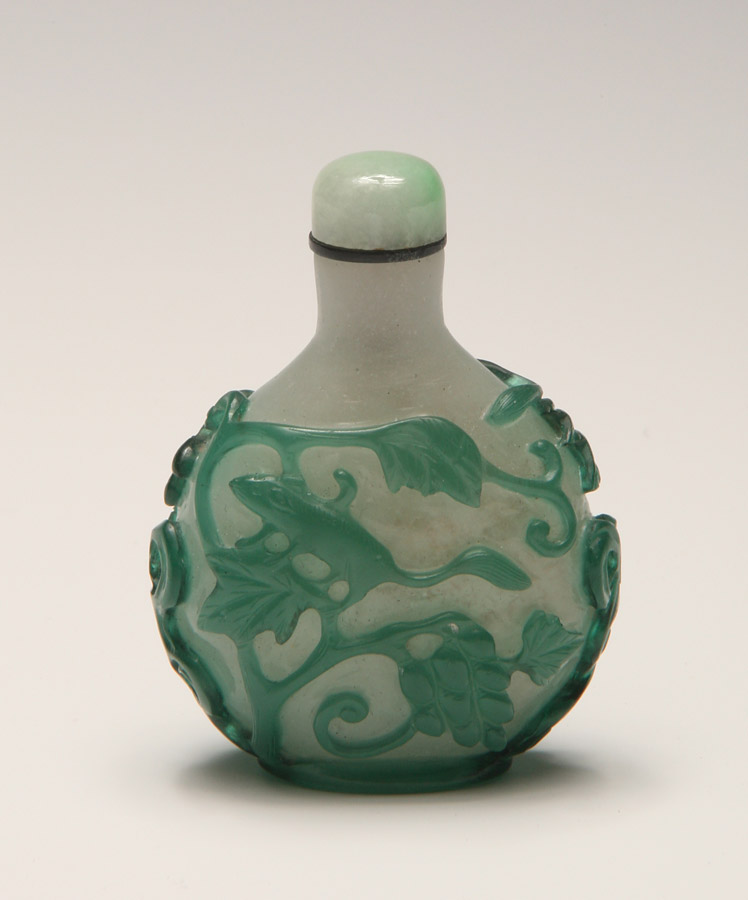 Overlay glass snuff bottle � Grapes and Squirrels in green on camphor
