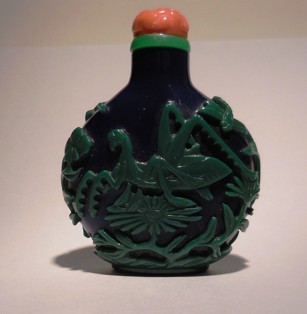 Overlay glass snuff bottle with green grasshopper on cobalt blue ground