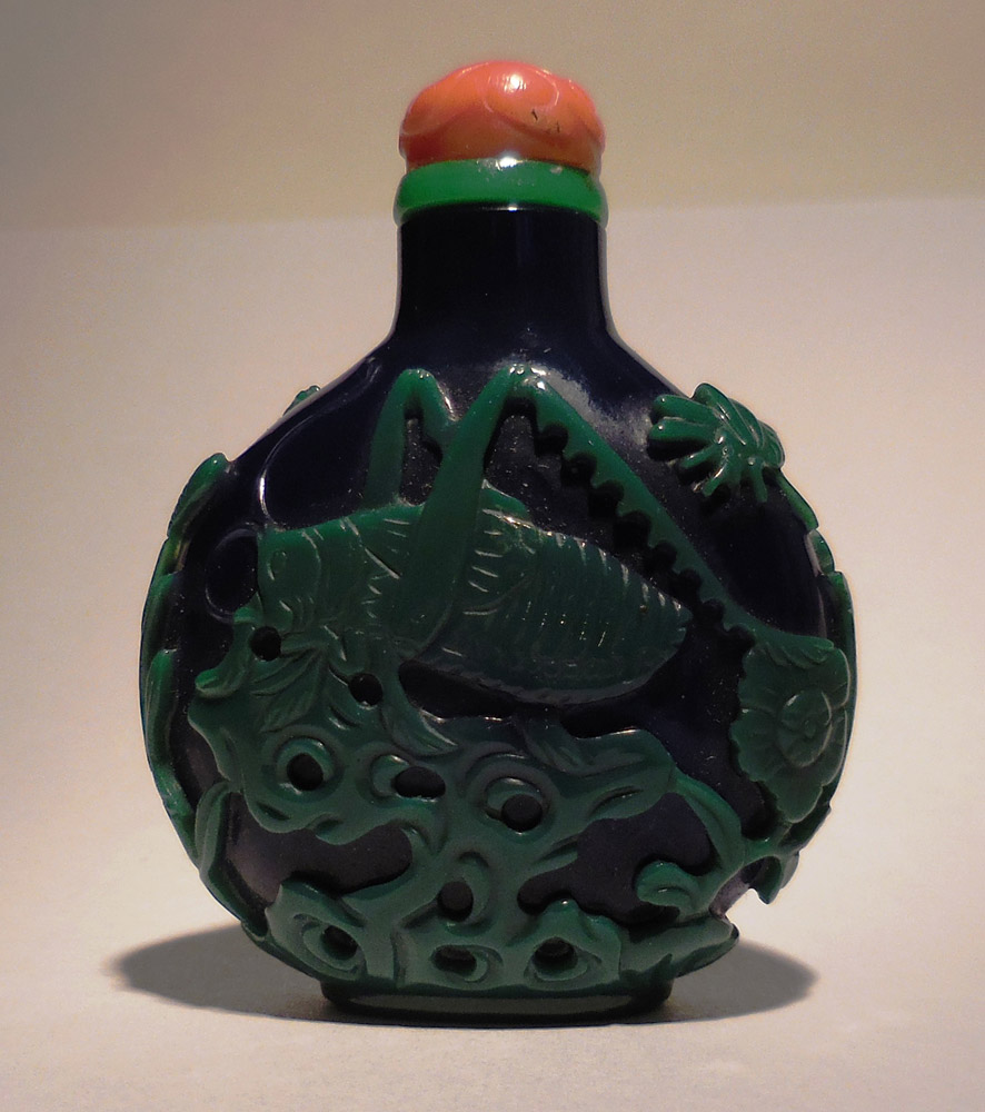 Overlay glass snuff bottle with green grasshopper on cobalt blue ground